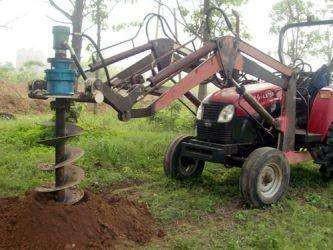 拖拉機挖坑機使用現(xiàn)場