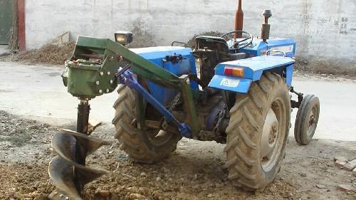 挖坑機使用現(xiàn)場