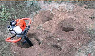 手提式挖坑機使用現(xiàn)場