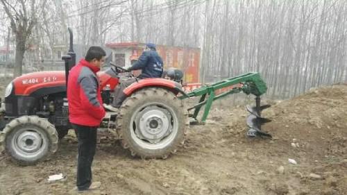 植樹挖坑機使用現(xiàn)場