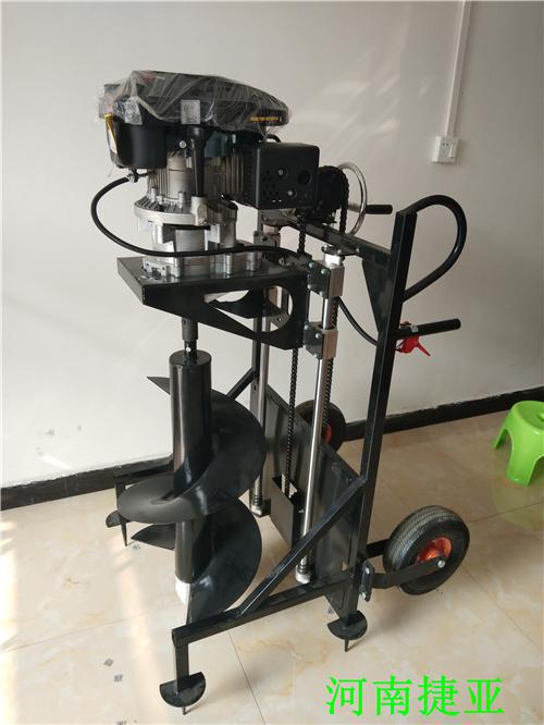 植樹造林從挖樹坑機(jī)開始